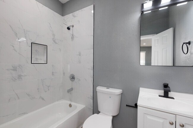 Building Photo - 3 Bedroom, 2 Bath in North Pratt