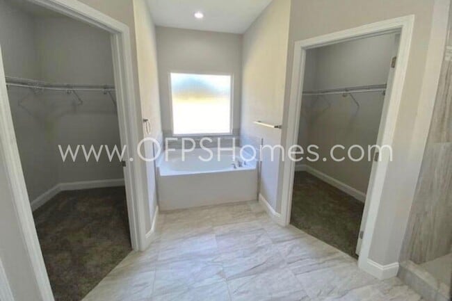 Building Photo - 519 Friendship Rd