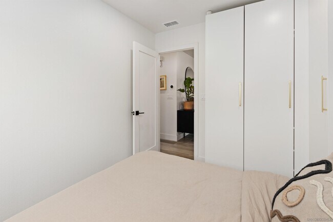 Building Photo - 2068 Montclair St