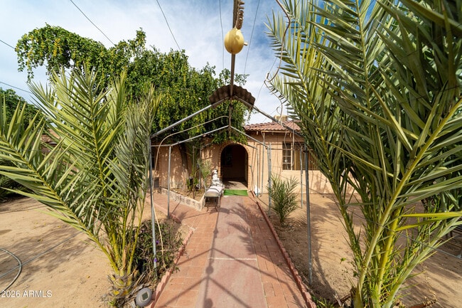 Building Photo - 2416 E Clarendon Ave