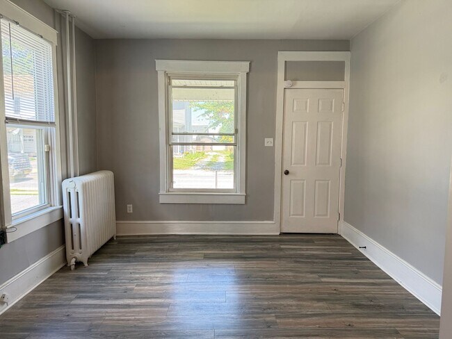 Building Photo - Modern 2 bedroom End-of-Row Townhome in Rothsville - w/ Garage & In Unit Laundry!