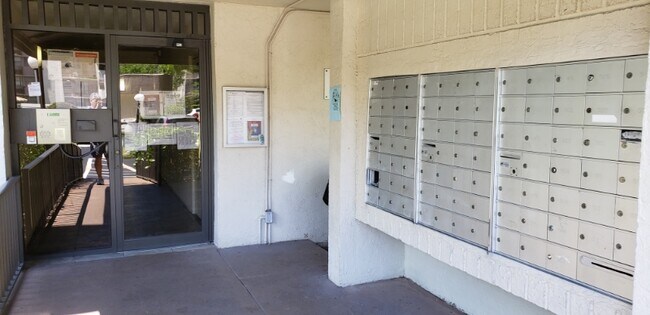 Building Photo - 2701 Riverside Dr