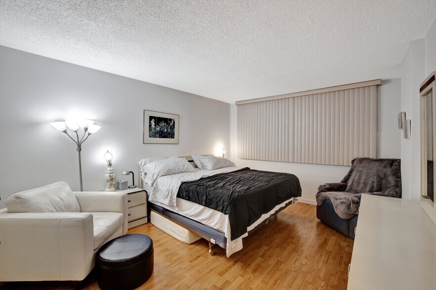 Building Photo - 3113 S Ocean Dr
