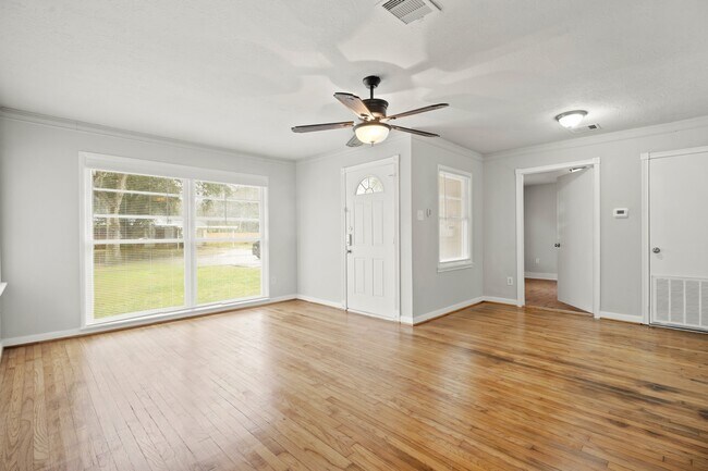 Building Photo - 728 22nd Ave N