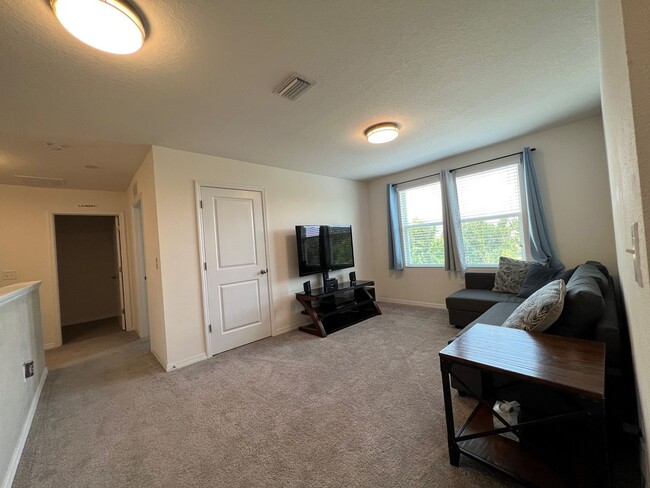 Building Photo - Almost new 5-bedroom, 3-bath home ready to...