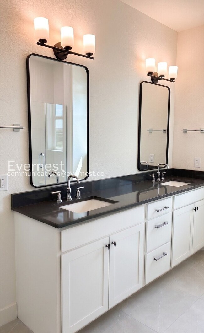 Building Photo - 3 Bed/2.5 Bath Town Home with Garage / Available Now!