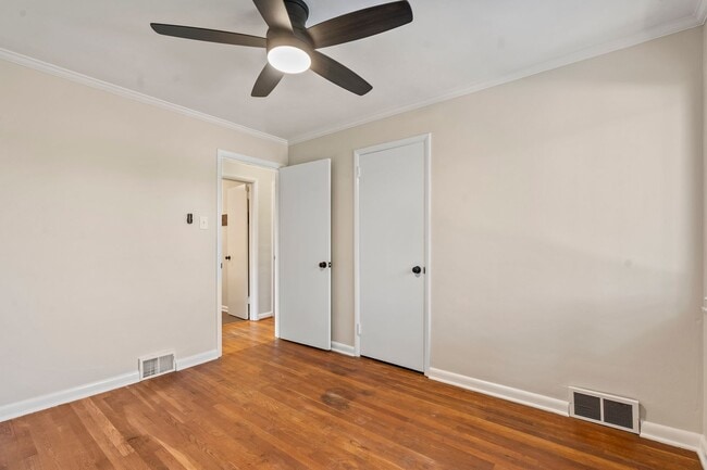 Building Photo - Beautifully Renovated 4 Bed/ 2 Bath with 2...