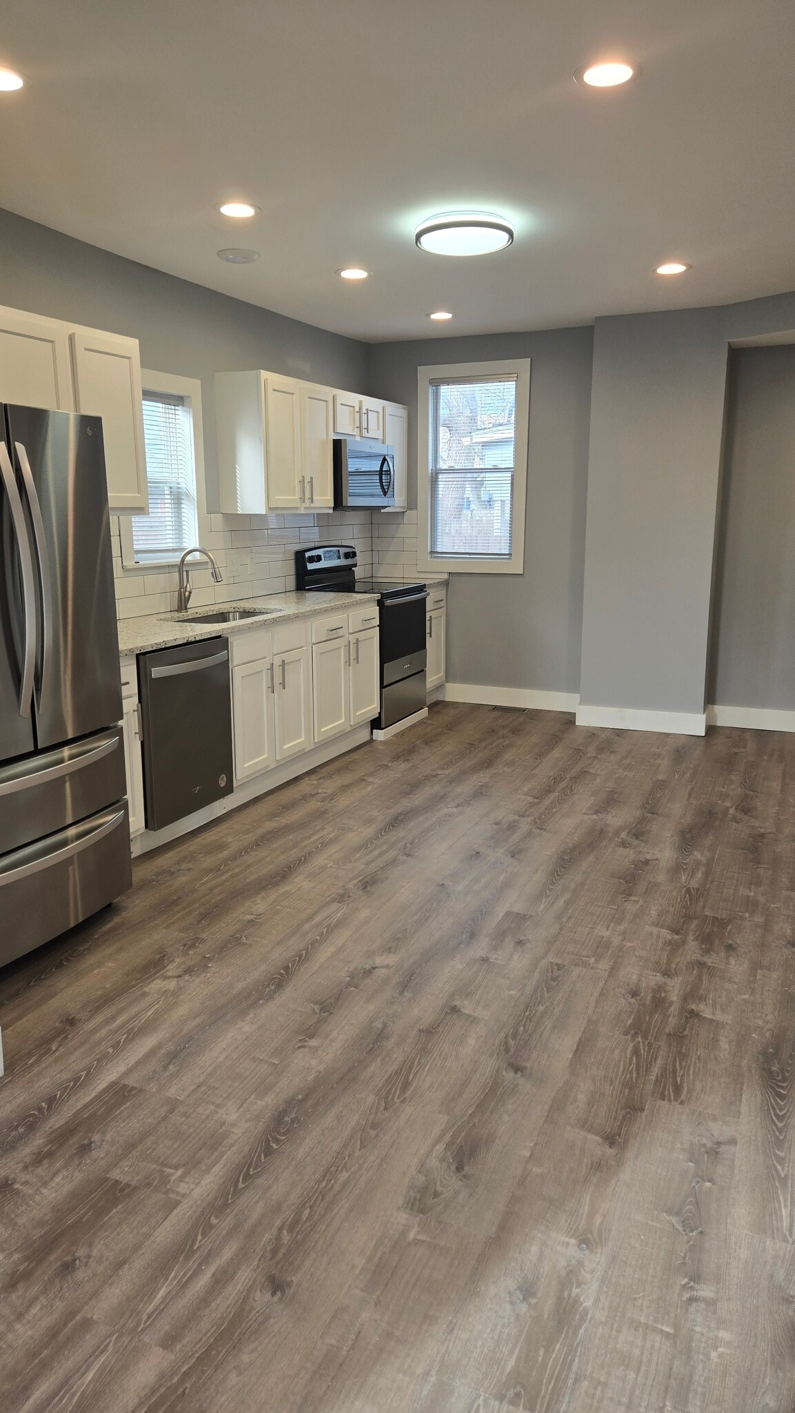 Kitchen - 594 E Sycamore St