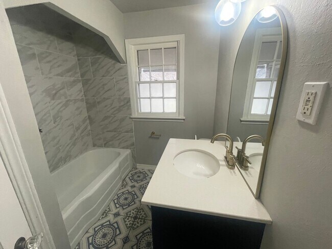 Building Photo - 2 bed, 1 bath all updated and includes ful...