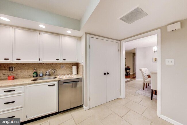 Building Photo - 1101 S Arlington Ridge Rd