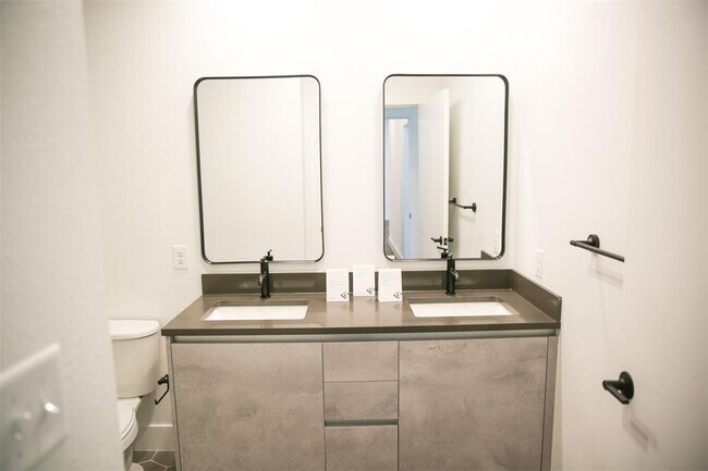 Building Photo - 4315 S Congress Ave