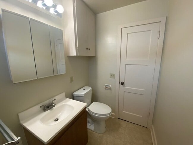 Building Photo - Cozy Monterey Home!