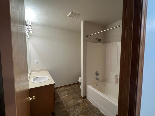 Building Photo - Spacious 4-Bedroom Townhome in Edmonds | Mukilteo School District | Available NOW