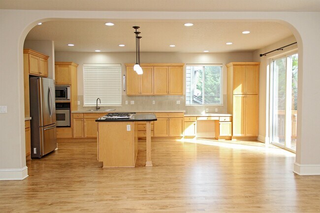 Building Photo - Spacious 4 BDR Legend & Renaissance Constr...