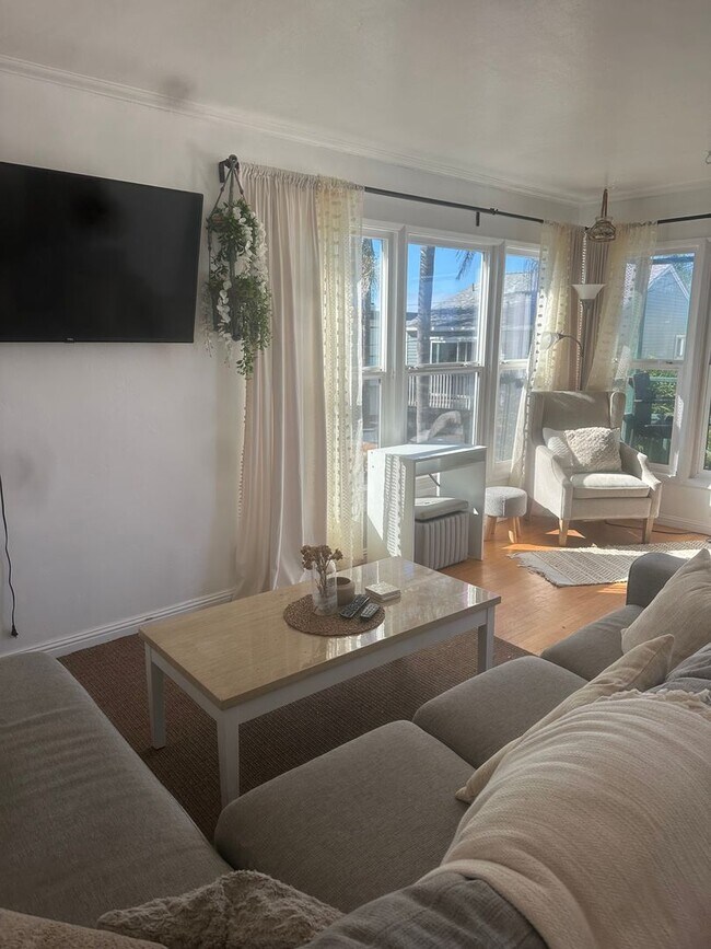 Building Photo - 947 1/2-731-32 Beryl St