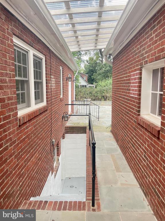 Building Photo - 9309 Main St