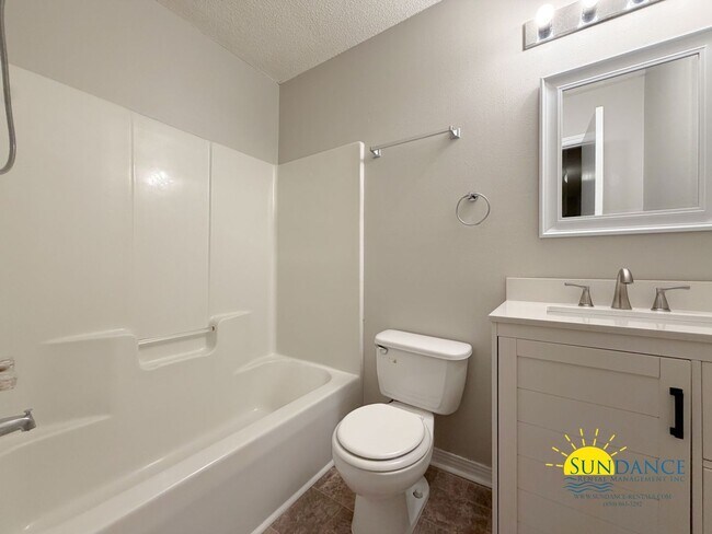 Building Photo - Newly Renovated 3 Bedroom Townhouse in Fort Walton Beach!