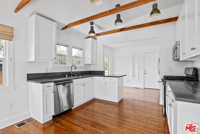 Building Photo - 6217 Poppy Peak Dr