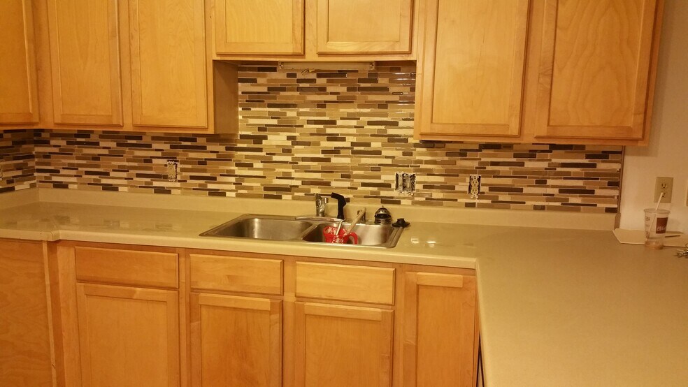Building Photo - 320 E Tyranena Park Rd