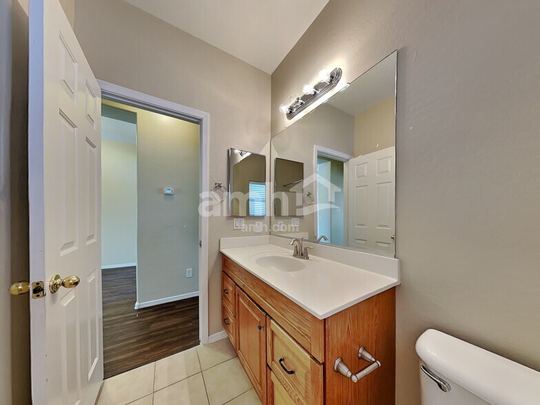 Building Photo - 5526 W Pecan Rd