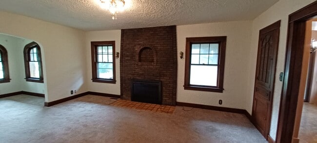 Building Photo - New Paris 2 bedroom house