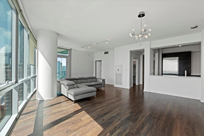 Building Photo - 1201 S Prairie Ave