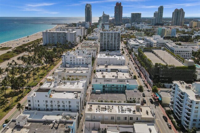 Building Photo - 713 Collins Ave