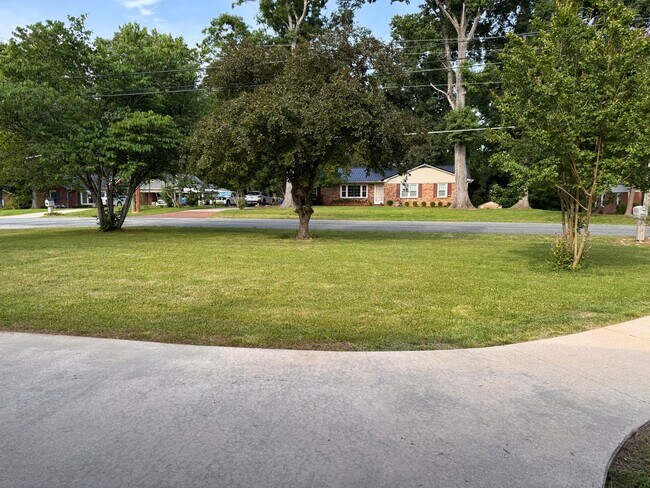 Building Photo - 3BR 1.5BA Brick Ranch in Lexington