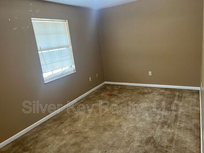 Building Photo - 823 Englewood Rd