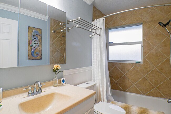 Building Photo - Beautifully updated 3-bedroom, 2-bathroom fence yard home in Fort Myers