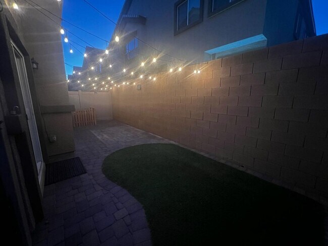 Building Photo - 3 bedroom/ 2 bath condo in gated community