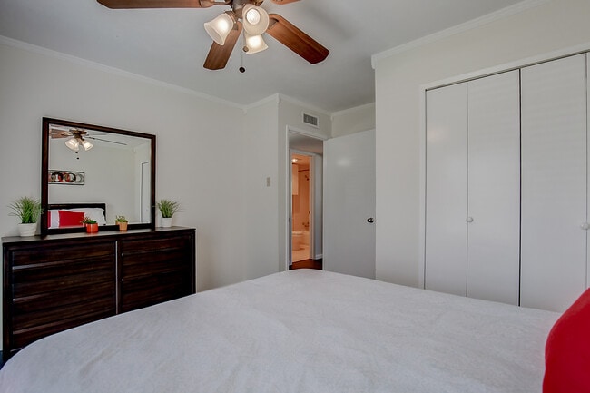 Building Photo - 565 Bell Dr
