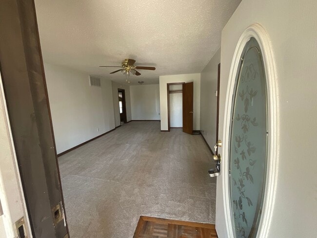 Building Photo - Spacious 3 bed, 1 1/2 bath, 1 car garage with carport