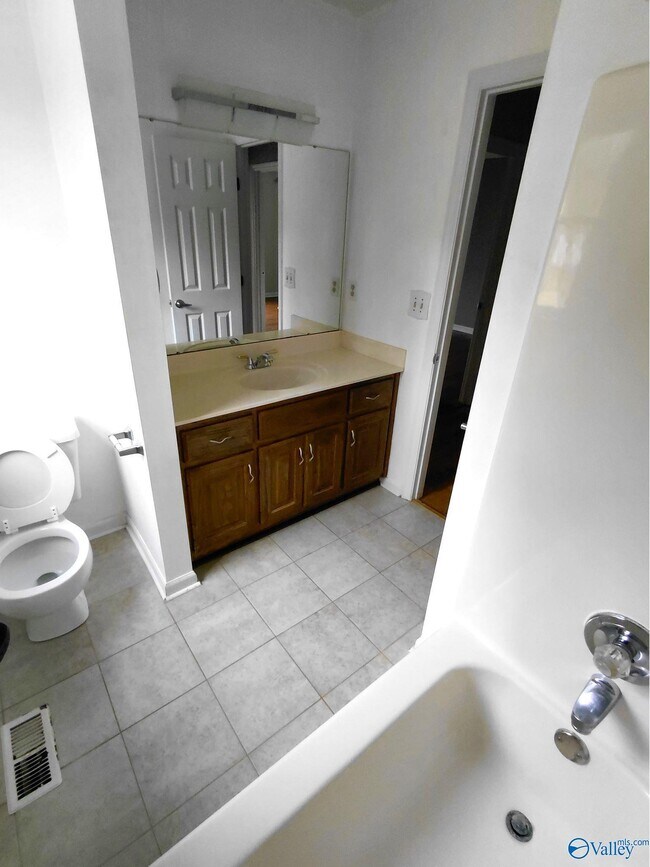 Building Photo - 104 Victoria Dr