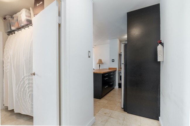 Building Photo - Sunny 2 BR at Claridge House Coop