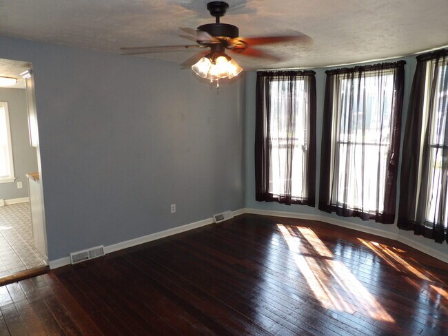 Building Photo - 604 Taylor Ave