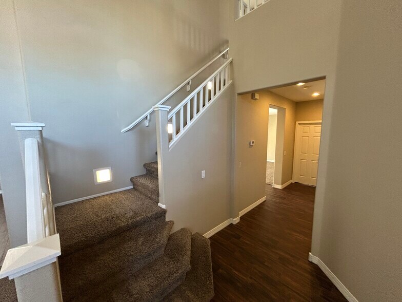 Building Photo - 5163 W Village Dr