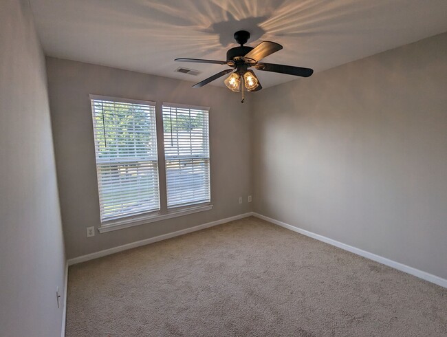 Building Photo - Townhome Close to I-485 and Shopping/Resta...