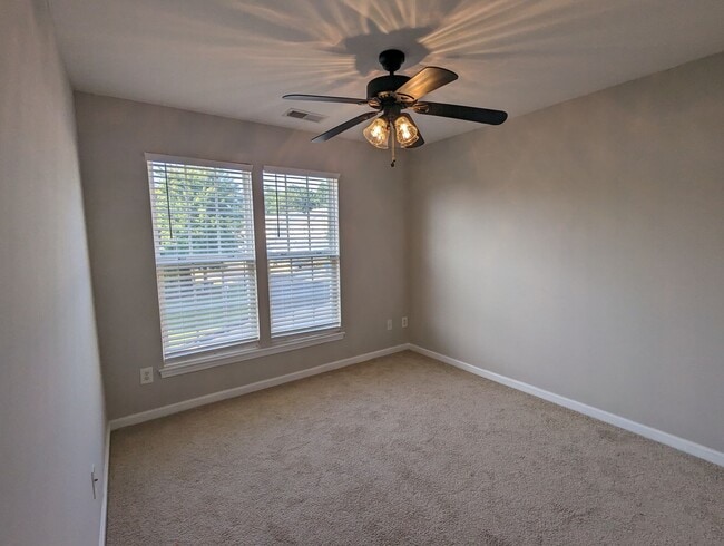 Building Photo - Townhome Close to I-485 and Shopping/Restaraunts