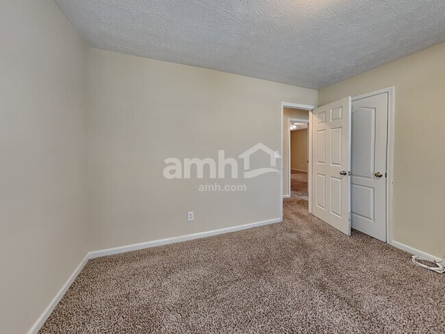 Building Photo - 210 Summer Hill Cir