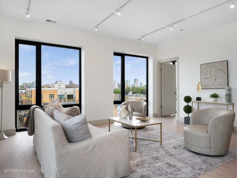 Building Photo - 3202 N Racine Ave