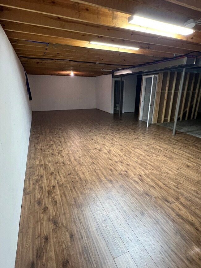 Building Photo - 634 Leonard Ave