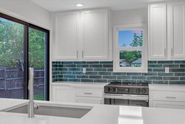 Building Photo - Beautifully updated 4-bed, 3-bath home in ...