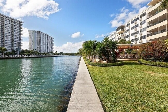 Building Photo - 220 Kings Point Dr