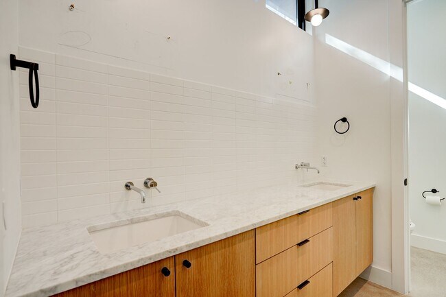 Building Photo - Spacious 3-Bedroom, 2.5-Bath Contemporary ...
