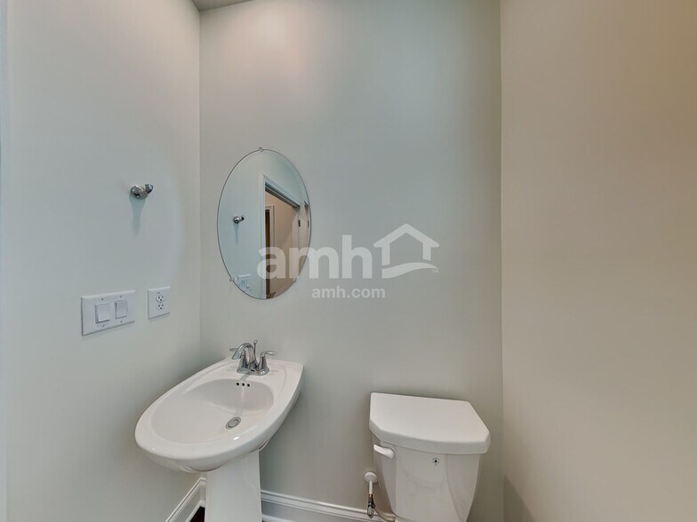 Building Photo - 303 Pecan Dr
