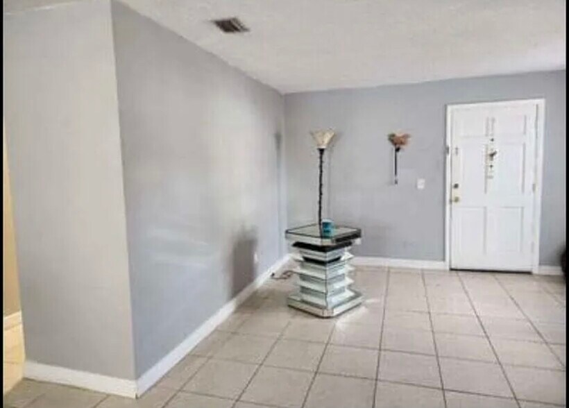 Building Photo - 9004 Tudor Dr