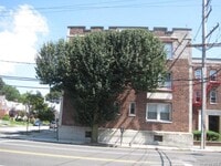 Building Photo - 477 Merrick Rd