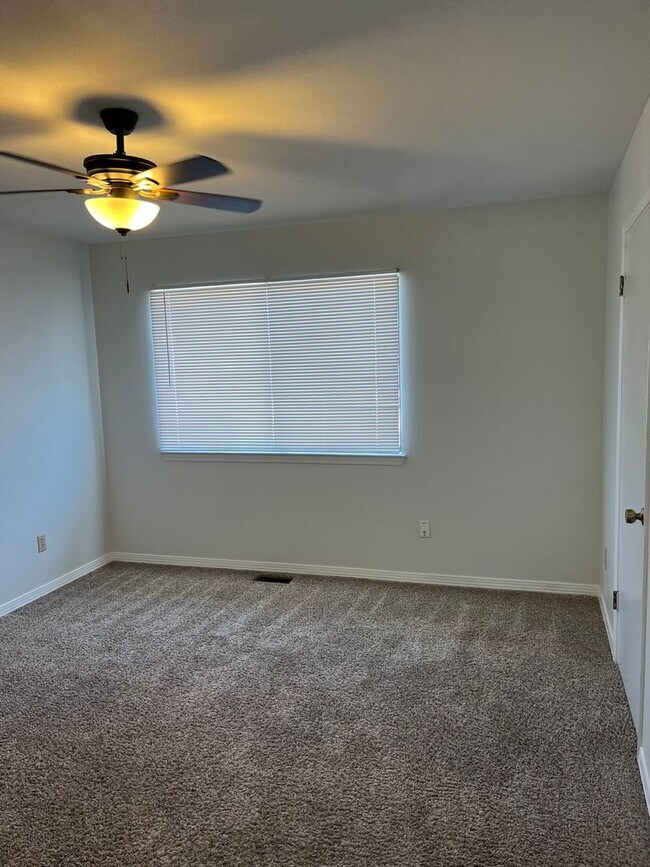 Building Photo - Beautiful Northeast Townhome!
