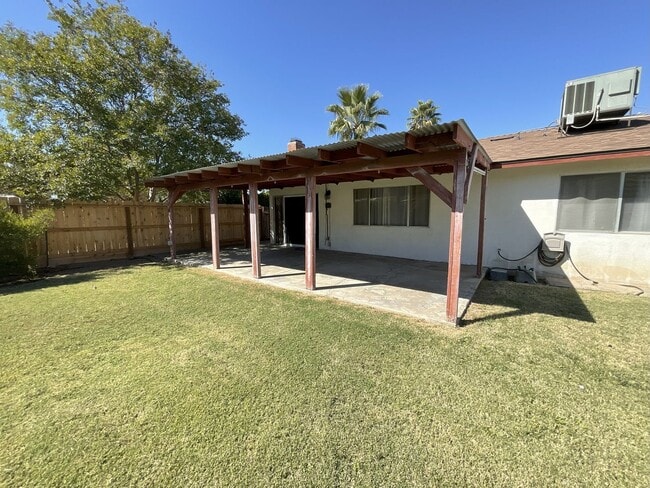 Building Photo - Charming Clovis 3/2 Home with New Solar Sy...